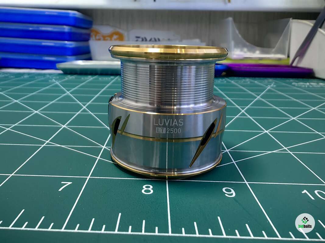 Daiwa 15 Luvias 2500 Spinnrolle – 215 G, 8 Kugellager, Übersetzung 4,8:1, Aluminiumspule – Made In Japan