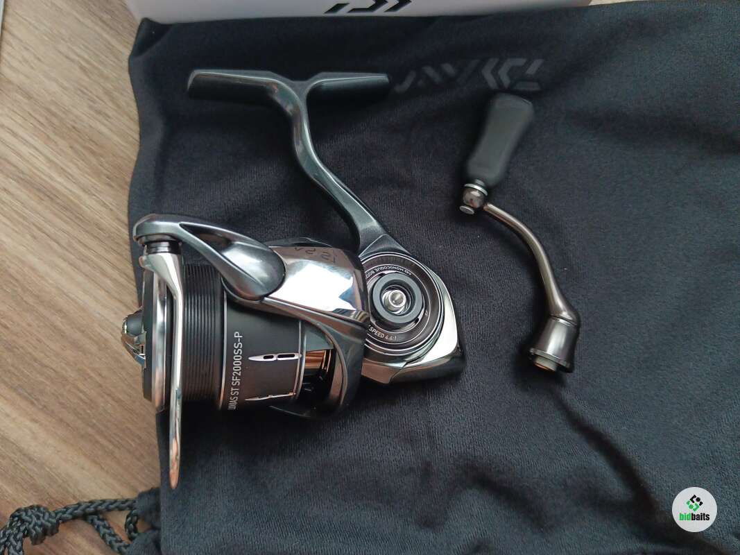 Купить Daiwa 24 Luvias ST SF 2000SS-P по цене 28355 руб.
